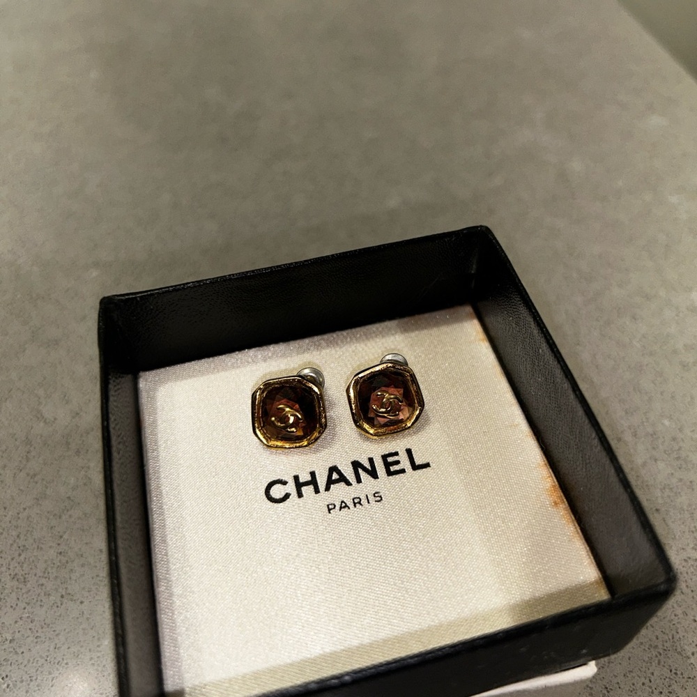 CHANEL Elegant vintage earrings